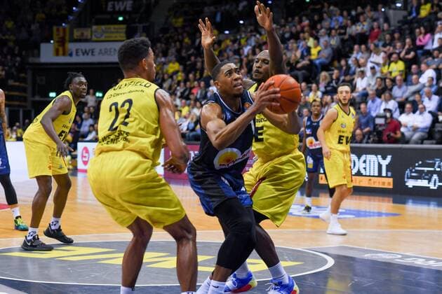 GER, Basketball, EWE Baskets Oldenburg vs Hakro Merlins Crailsheim 25 09 2021, EWE Arena, Oldenburg, GER, easy Credit BBL, EWE Baskets Oldenburg vs Hakro Merlins Crailsheim, pictured against Two Jaren LEWIS Hakro Merlins Crailsheim 1 TJ HOLYFIELD EWE Baskets Oldenburg 22 Rickey PAULDING EWE Baskets Oldenburg 23 nordphotoxRojahn nph00310