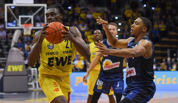 GER, Basketball, EWE Baskets Oldenburg vs Hakro Merlins Crailsheim 25 09 2021, EWE Arena, Oldenburg, GER, easy Credit BBL, EWE Baskets Oldenburg vs Hakro Merlins Crailsheim, in picture Tai ODIASE EWE Baskets Oldenburg 21 Jaren LEWIS Hakro Merlins Crailsheim 1 nordphotoxRojahn nph00310