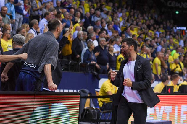 GER, Basketball, EWE Baskets Oldenburg vs Hakro Merlins Crailsheim 25 09 2021, EWE Arena, Oldenburg, GER, easy Credit BBL, EWE Baskets Oldenburg vs Hakro Merlins Crailsheim, in the picture the scream everything must go out at Sebastian GLEIM Hakro Merlins Crailsheim Head Coach Trainer nordphotoxRojahn nph00310