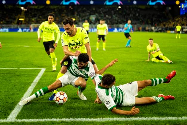Mats Hummels BVB against Luis Neto and Joao Palhinha Lisbon Borussia Dortmund Sporting Club Lisbon 28 09 2021, football UEFA Champions League, season 2021 22 Photo Moritz Müller