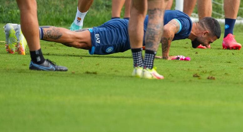 Sport Bilder des Tages 6661693 29.09.2021 Napoli s Lorenzo Insigne attends a training session ahead of the Europa League soccer match against Spartak Moscow, at SSC Napoli Konami Training Center, Italy. Alexander Vilf Sputnik Italy Soccer Europa League Napoli Training  bcf30dfbd78fe1ec