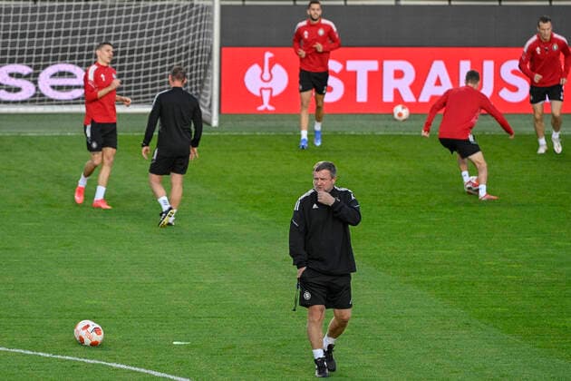 Pavel Vrba, coach of Sparta, center, attends a training prior to Europa League football Group A match Sparta Prague vs Glasgow Rangers in Prague, Czech Republic, September 29, 2021. (CTKxPhoto MichalxKamaryt) CTKPhotoP2021092907844  kmt