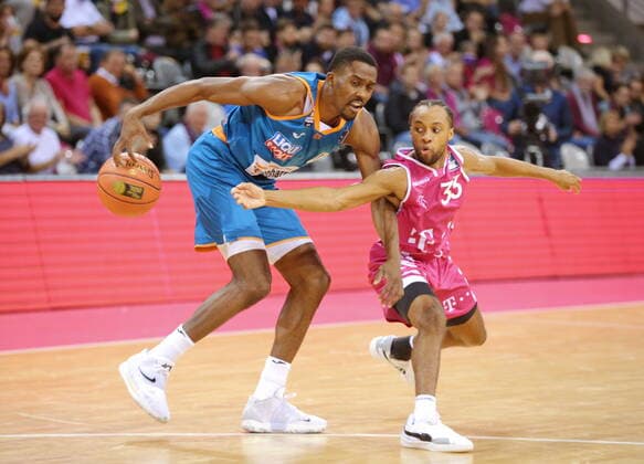 Parker Jackson Cartwright Telekom Baskets Bonn vs Semaj Christon ratiopharm Ulm easyCredit BBL 1 Bundesliga , 2021 2022 season , Hauptrunde 2 Spieltag
