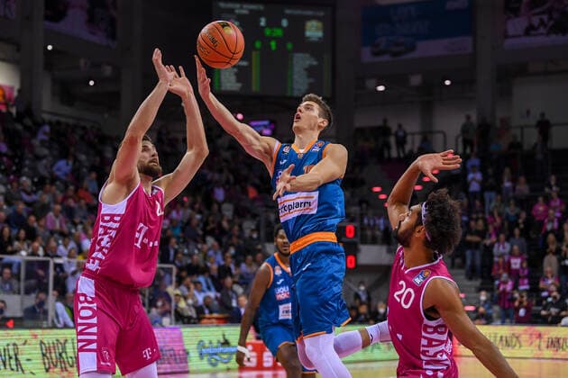 easyCredit BBL, Telekom Baskets Bonn vs ratiopharm ulm, 29 09 2021 Christoph Philipps ratiopharm ulm, 10 , Leon Kratzer Telekom Baskets Bonn, 21 , Jeremy Morgan Telekom Baskets Bonn, 20 , easyCredit BBL, Telekom Baskets Bonn vs ratiopharm ulm on 29 09 2021 at Telekom Dome Bonn, Bonn Nordrhein Westfalen Copyright: xBEAUTIFULxSPORTS Mueller-Laschetx