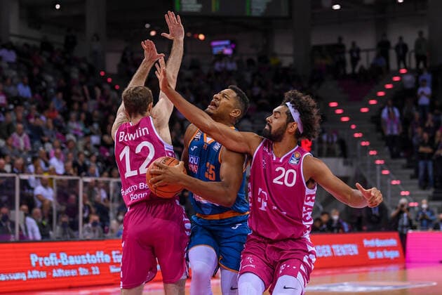 easyCredit BBL, Telekom Baskets Bonn vs ratiopharm ulm, 29 09 2021 Karim Jallow ratiopharm ulm, 35 , Skyler Bowlin Telekom Baskets Bonn, 12 , Jeremy Morgan Telekom Baskets Bonn, 20 , easyCredit BBL, Telekom Baskets Bonn vs ratiopharm ulm on 29 09 2021 at Telekom Dome Bonn, Bonn Nordrhein Westfalen Copyright: xBEAUTIFULxSPORTS Mueller-Laschetx