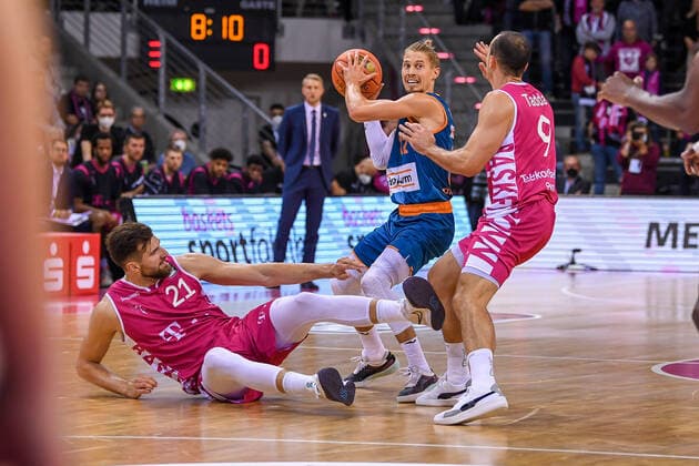 easyCredit BBL, Telekom Baskets Bonn vs ratiopharm ulm, 29 09 2021 Thomas Kelpeisz ratiopharm ulm, 22 , Karsten Tadda Telekom Baskets Bonn, 9 , Leon Kratzer Telekom Baskets Bonn, 21 easyCredit BBL, Telekom Baskets Bonn vs ratiopharm ulm on 29 09 2021 at Telekom Dome Bonn, Bonn Nordrhein Westfalen Copyright: xBEAUTIFULxSPORTS Mueller-Laschetx