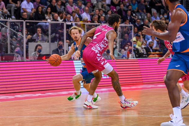 easyCredit BBL, Telekom Baskets Bonn vs ratiopharm ulm, 29 09 2021 Per Günther ratiopharm ulm, 6 , Justin Gorham Telekom Baskets Bonn, 4 , easyCredit BBL, Telekom Baskets Bonn vs ratiopharm ulm on 29 09 2021 at Telekom Dome Bonn, Bonn Nordrhein Westfalen Copyright: xBEAUTIFULxSPORTS Mueller-Laschetx