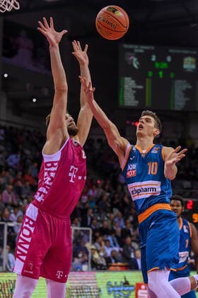 easyCredit BBL, Telekom Baskets Bonn vs ratiopharm ulm, 29 09 2021 Christoph Philipps ratiopharm ulm, 10 , Leon Kratzer Telekom Baskets Bonn, 21 , easyCredit BBL, Telekom Baskets Bonn vs ratiopharm ulm on 29 09 2021 at Telekom Dome Bonn, Bonn Nordrhein Westfalen Copyright: xBEAUTIFULxSPORTS Mueller-Laschetx