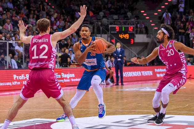 easyCredit BBL, Telekom Baskets Bonn vs ratiopharm ulm, 29 09 2021 Karim Jallow ratiopharm ulm, 35 , Skyler Bowlin Telekom Baskets Bonn, 12 , Jeremy Morgan Telekom Baskets Bonn, 20 , easyCredit BBL, Telekom Baskets Bonn vs ratiopharm ulm on 29 09 2021 at Telekom Dome Bonn, Bonn Nordrhein Westfalen Copyright: xBEAUTIFULxSPORTS Mueller-Laschetx