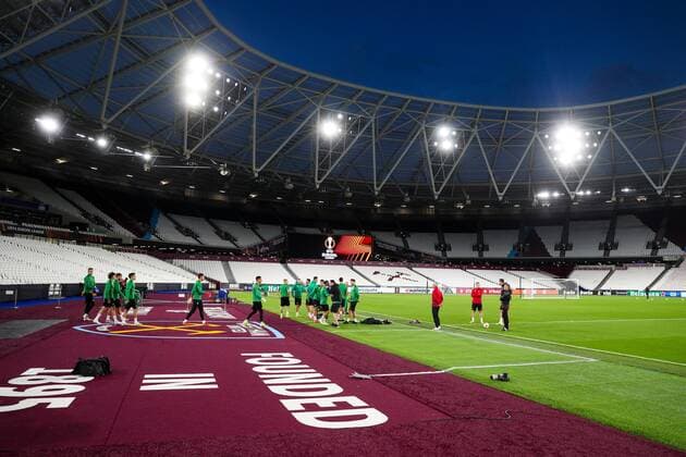 SOCCER - UEFA EL, West Ham vs Rapid LONDON,ENGLAND,29.SEP.21 - SOCCER - UEFA Europa League, group stage, West Ham United vs SK Rapid Wien, preview, training Rapid. Image shows an overview of the London Stadium with players of Rapid.  GEPAxpictures xPhilippxBrem