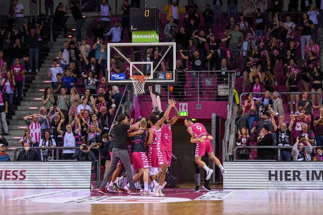 easyCredit BBL, Telekom Baskets Bonn vs ratiopharm ulm, 29 09 2021 final cheer Skyler Bowlin Telekom Baskets Bonn, 12 , easyCredit BBL, Telekom Baskets Bonn vs ratiopharm ulm on 29 09 2021 at Telekom Dome Bonn, Bonn North Rhine Westphalia Copyright: xBEAUTIFULxSPORTS Mueller-Laschetx