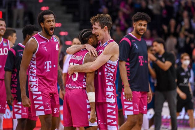 easyCredit BBL, Telekom Baskets Bonn vs ratiopharm ulm, 29 09 2021 final cheer Skyler Bowlin Telekom Baskets Bonn, 12 , easyCredit BBL, Telekom Baskets Bonn vs ratiopharm ulm on 29 09 2021 at Telekom Dome Bonn, Bonn North Rhine Westphalia Copyright: xBEAUTIFULxSPORTS Mueller-Laschetx
