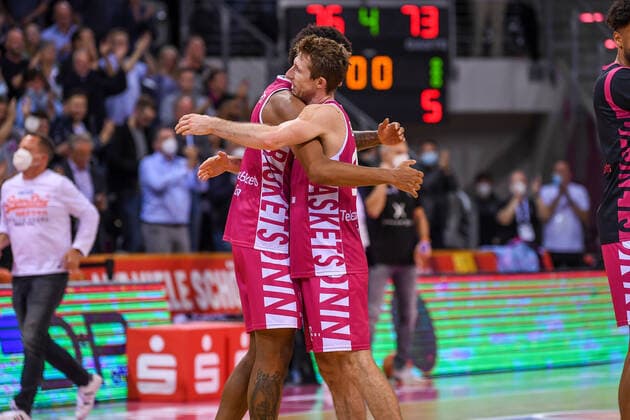easyCredit BBL, Telekom Baskets Bonn vs ratiopharm ulm, 29 09 2021 final cheer Skyler Bowlin Telekom Baskets Bonn, 12 , easyCredit BBL, Telekom Baskets Bonn vs ratiopharm ulm on 29 09 2021 at Telekom Dome Bonn, Bonn North Rhine Westphalia Copyright: xBEAUTIFULxSPORTS Mueller-Laschetx