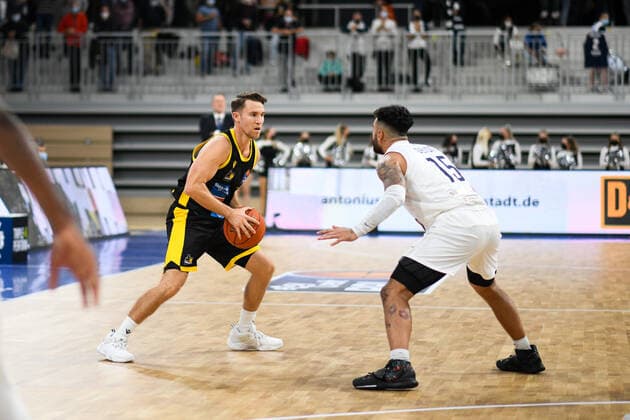 Jordan Hulls MHP Riesen Ludwigsburg in duel with Jordan Geist Academics Heidelberg , GER, Academics Heidelberg vs MHP Riesen Ludwigsburg, 29 09 2021, 2 Spieltag easycredit Basketball Bundesliga, Spielzeit 2021 2022 GER, Academics Heidelberg vs MHP Riesen Ludwigsburg, 29 09 2021, 2 Spieltag easycredit Basketball Bundesliga, Spielzeit 2021 2022 Heidelberg Copyright: xEibner MichaelxMemmlerx EP_MMR