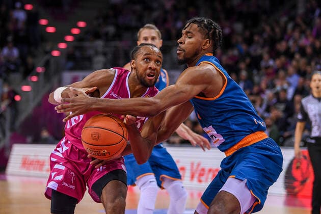easyCredit BBL, Telekom Baskets Bonn vs ratiopharm ulm, 29 09 2021 Parker Jackson Cartwright Telekom Baskets Bonn, 33 , Justin Simon ratiopharm ulm, 8 , easyCredit BBL, Telekom Baskets Bonn vs ratiopharm ulm on 29 09 2021 at Telekom Dome Bonn, Bonn Nordrhein Westfalen Copyright: xBEAUTIFULxSPORTS Mueller-Laschetx