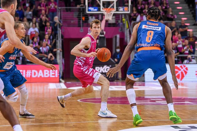 easyCredit BBL, Telekom Baskets Bonn vs ratiopharm ulm, 29 09 2021 Skyler Bowlin Telekom Baskets Bonn, 12 , Justin Simon ratiopharm ulm, 8 , easyCredit BBL, Telekom Baskets Bonn vs ratiopharm ulm on 29 09 2021 at Telekom Dome Bonn, Bonn Nordrhein Westfalen Copyright: xBEAUTIFULxSPORTS Mueller-Laschetx