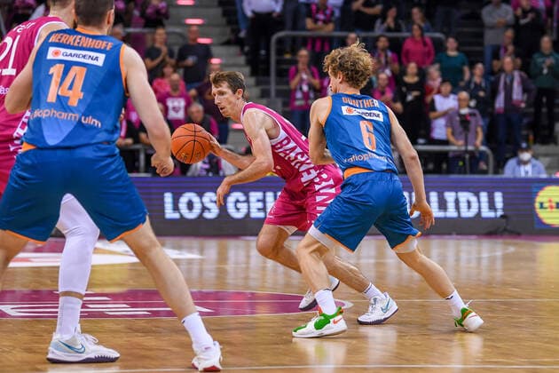 easyCredit BBL, Telekom Baskets Bonn vs ratiopharm ulm, 29 09 2021 Skyler Bowlin Telekom Baskets Bonn, 12 , Per Günther ratiopharm ulm, 6 , easyCredit BBL, Telekom Baskets Bonn vs ratiopharm ulm on 29 09 2021 at Telekom Dome Bonn, Bonn Nordrhein Westfalen Copyright: xBEAUTIFULxSPORTS Mueller-Laschetx