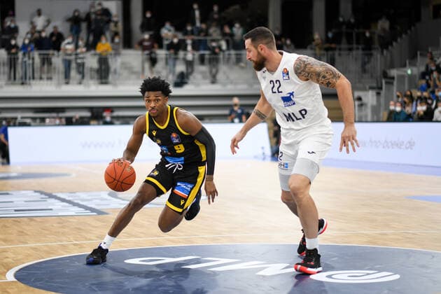 Jaylen Hands MHP Riesen Ludwigsburg in a duel with Philipp Heyden Academics Heidelberg , GER, Academics Heidelberg vs MHP Riesen Ludwigsburg, 29 09 2021, 2 Matchday easycredit Basketball Bundesliga, Season 2021 2022 GER, Academics Heidelberg vs MHP Riesen Ludwigsburg, 29 09 2021, 2 Matchday easycredit Basketball Bundesliga, Season 2021 2022 Heidelberg Copyright: xEibner MichaelxMemmlerx EP_MMR