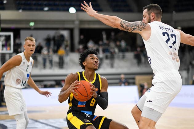 Jaylen Hands MHP Riesen Ludwigsburg in a duel with Philipp Heyden Academics Heidelberg , GER, Academics Heidelberg vs MHP Riesen Ludwigsburg, 29 09 2021, 2 Matchday easycredit Basketball Bundesliga, Season 2021 2022 GER, Academics Heidelberg vs MHP Riesen Ludwigsburg, 29 09 2021, 2 Matchday easycredit Basketball Bundesliga, Season 2021 2022 Heidelberg Copyright: xEibner MichaelxMemmlerx EP_MMR