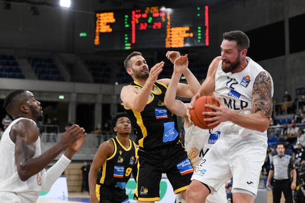 Jonas Wohlfarth Bottermann MHP Riesen Ludwigsburg , in the foreground on the ball Philipp Heyden Academics Heidelberg , GER, Academics Heidelberg vs MHP Riesen Ludwigsburg, 29 09 2021, 2 Spieltag easycredit Basketball Bundesliga, Spielzeit 2021 2022 GER, Academics Heidelberg vs MHP Riesen Ludwigsburg, 29 09 2021, 2 Spieltag easycredit Basketball Bundesliga, Spielzeit 2021 2022 Heidelberg Copyright: xEibner MichaelxMemmlerx EP_MMR