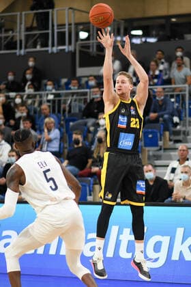 David Walker MHP Riesen Ludwigsburg in a duel with Shyron Ely Academics Heidelberg , GER, Academics Heidelberg vs MHP Riesen Ludwigsburg, 29 09 2021, 2 Matchday easycredit Basketball Bundesliga, Season 2021 2022 GER, Academics Heidelberg vs MHP Riesen Ludwigsburg, 29 09 2021, 2 Matchday easycredit Basketball Bundesliga, Season 2021 2022 Heidelberg Copyright: xEibner MichaelxMemmlerx EP_MMR