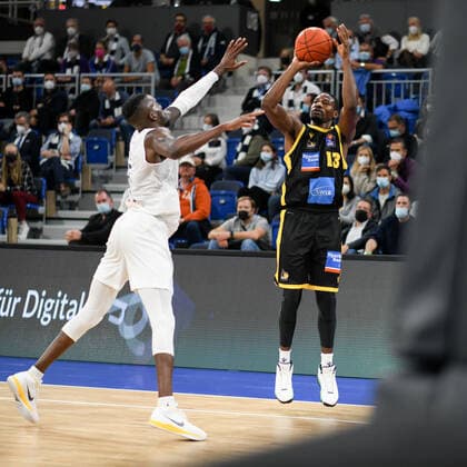 Yorman Polas Bartolo MHP Riesen Ludwigsburg taking a shot, GER, Academics Heidelberg vs MHP Riesen Ludwigsburg, 29 09 2021, 2 matchday easycredit Basketball Bundesliga, season 2021 2022 GER, Academics Heidelberg vs MHP Riesen Ludwigsburg, 29 09 2021, 2 matchday easycredit Basketball Bundesliga, season 2021 2022 Heidelberg Copyright: xEibner MichaelxMemmlerx EP_MMR