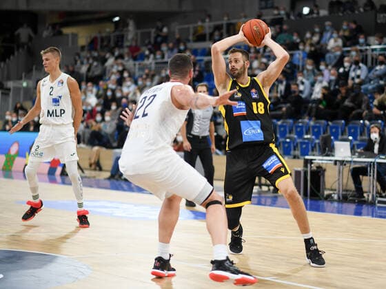 Jonas Wohlfarth Bottermann MHP Riesen Ludwigsburg in a duel with Philipp Heyden Academics Heidelberg , GER, Academics Heidelberg vs MHP Riesen Ludwigsburg, 29 09 2021, 2 Matchday easycredit Basketball Bundesliga, Season 2021 2022 GER, Academics Heidelberg vs MHP Riesen Ludwigsburg, 29 09 2021, 2 Matchday easycredit Basketball Bundesliga, Season 2021 2022 Heidelberg Copyright: xEibner MichaelxMemmlerx EP_MMR