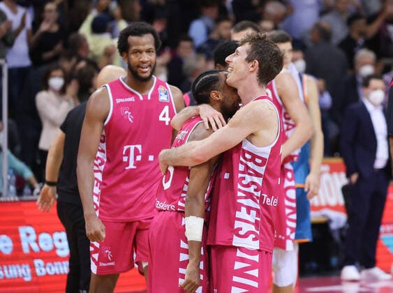Bonner jubilation after the victory, Telekom Baskets Bonn vs Ratiopharm Ulm, Basketball, 1 Easy Credit Bundesliga, 2 Matchday, 29 09 2021, Telekom Baskets Bonn vs Ratiopharm Ulm, Basketball, 1 Easy Credit Bundesliga, 2 Matchday, 29 09 2021, Photo EIBNER Joerg Niebergall Bonn Copyright: xJoergxNiebergall Eibner-Pressefox EP_JNL