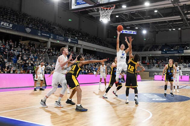 Niklas Wuerzner Academics Heidelberg at the basket against Jonah Radebaugh MHP Riesen Ludwigsburg , Tremmell Darden MHP Riesen Ludwigsburg , GER, Academics Heidelberg vs MHP Riesen Ludwigsburg, 29 09 2021, 2 Spieltag easycredit Basketball Bundesliga, Spielzeit 2021 2022 GER, Academics Heidelberg vs MHP Riesen Ludwigsburg, 29 09 2021, 2 Spieltag easycredit Basketball Bundesliga, Spielzeit 2021 2022 Heidelberg Copyright: xEibner MichaelxMemmlerx EP_MMR