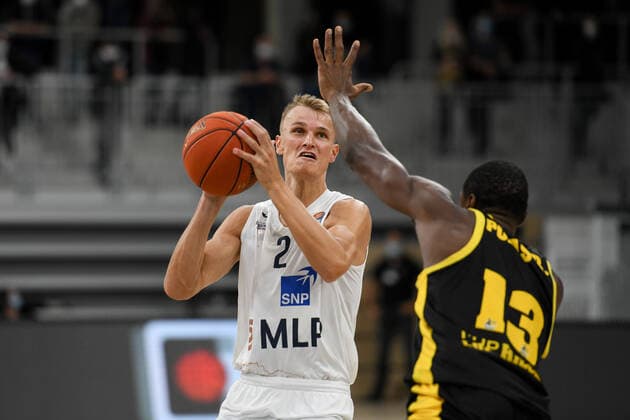 Niklas Wuerzner Academics Heidelberg in a duel with Yorman Polas Bartolo MHP Riesen Ludwigsburg , GER, Academics Heidelberg vs MHP Riesen Ludwigsburg, 29 09 2021, 2 Matchday easycredit Basketball Bundesliga, Season 2021 2022 GER, Academics Heidelberg vs MHP Riesen Ludwigsburg, 29 09 2021, 2 Matchday easycredit Basketball Bundesliga, Season 2021 2022 Heidelberg Copyright: xEibner MichaelxMemmlerx EP_MMR