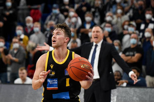 Jordan Hulls MHP Riesen Ludwigsburg on the ball, behind Branislav Ignjatovic Academics Heidelberg, Headcoach , GER, Academics Heidelberg vs MHP Riesen Ludwigsburg, 29 09 2021, 2 Matchday easycredit Basketball Bundesliga, Season 2021 2022 GER, Academics Heidelberg vs MHP Riesen Ludwigsburg, 29 09 2021, 2 Matchday easycredit Basketball Bundesliga, Season 2021 2022 Heidelberg Copyright: xEibner MichaelxMemmlerx EP_MMR