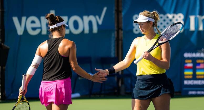 Mandatory Credit: Photo by Rob Prange Shutterstock (12471255ei) Alexa Guarachi of Chile & Desirae Krawczyk of the United States playing doubles at the 2021 Chicago Fall Tennis Classic WTA, Tennis Damen 500 tennis tournament Chicago Fall Tennis Classic 2021, Tennis, Chicago, USA - 29 Sep 2021 Chicago Fall Tennis Classic 2021, Tennis, Chicago, USA - 29 Sep 2021  Copyright: xRobxPrange Shutterstockx 12471255ei