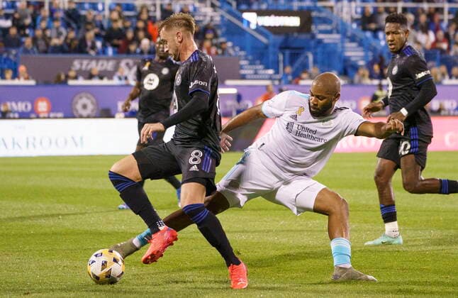 September 29, 2021, Montreal, PQ, Canada: New England Revolution defender Andrew Farrell stretches to kick the ball away form CF Montreal midfielder Djordje Mihailovic during first half MLS, Fussball Herren, USA action in Montreal on Wednesday, September 29, 2021. Djordje Mihailovic Andrew Farrell  - ZUMAc35_ 20210929_zaf_c35_085 Copyright: xPaulxChiassonx