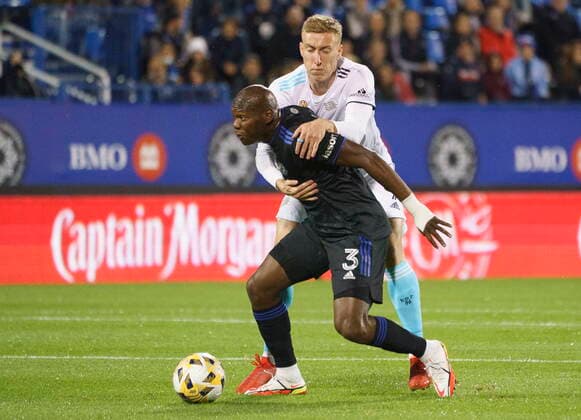 September 29, 2021, Montreal, PQ, Canada: New England Revolution forward Adam Buksa grabs CF Montreal defender Kamal Miller during first half MLS, Fussball Herren, USA action in Montreal on Wednesday, September 29, 2021. Kamal Miller Adam Buksa  - ZUMAc35_ 20210929_zaf_c35_086 Copyright: xPaulxChiassonx