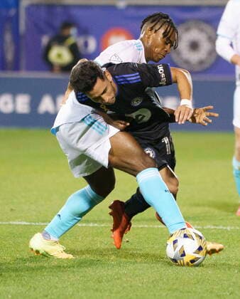 September 29, 2021, Montreal, PQ, Canada: CF Montro al midfielder Joaquin Torres gets tangles up with New England Revolution forward DeJuan Jones during second half MLS, Fussball Herren, USA action in Montreal on Wednesday, September 29, 2021. Joaquin Torres DeJuan Jones  - ZUMAc35_ 20210929_zaf_c35_123 Copyright: xPaulxChiassonx