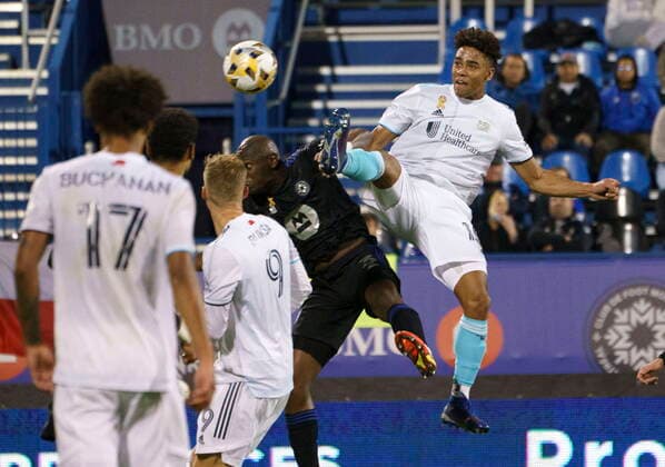 September 29, 2021, Montreal, PQ, Canada: New England Revolution midfielder Brandon Bye kicks the ball away from CF Montro al defender Kamal Miller during second half MLS, Fussball Herren, USA action in Montreal on Wednesday, September 29, 2021. Brandon Bye Kamal Miller  - ZUMAc35_ 20210929_zaf_c35_128 Copyright: xPaulxChiassonx
