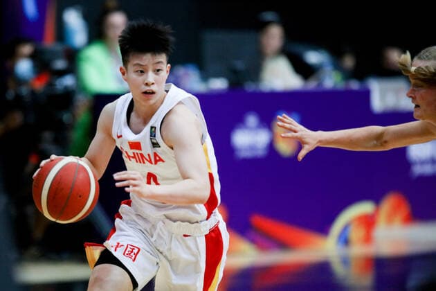 (210930) -- AMMAN, Sept. 30, 2021 -- Li Yuan (L) of China breaks through during the FIBA Women s Asia Cup 2021 Group B basketball match between China and Australia in Amman, capital of Jordan, Sept. 29, 2021. (Photo by Mohammad Abu Ghosh Xinhua) (SP)JORDAN-AMMAN-FIBA WOMEN S ASIA CUP 2021-CHN VS AUS JixZe 