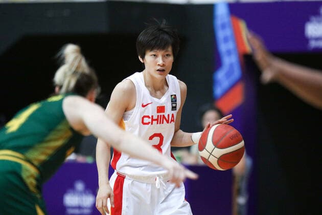 (210930) -- AMMAN, Sept. 30, 2021 -- Yang Liwei (R) of China drives the ball during the FIBA Women s Asia Cup 2021 Group B basketball match between China and Australia in Amman, capital of Jordan, Sept. 29, 2021. (Photo by Mohammad Abu Ghosh Xinhua) (SP)JORDAN-AMMAN-FIBA WOMEN S ASIA CUP 2021-CHN VS AUS JixZe 