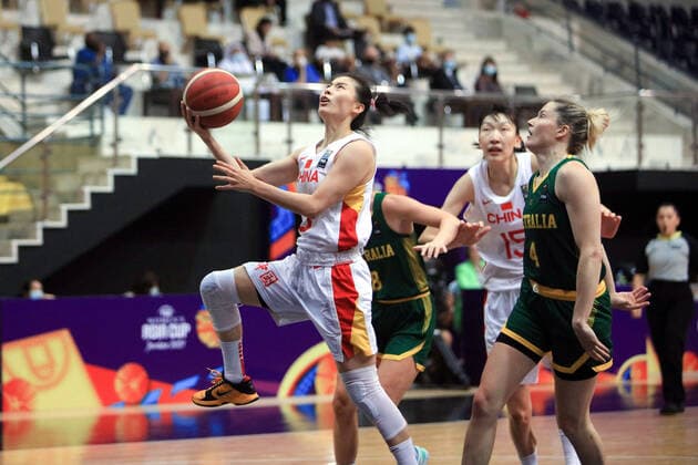 (210930) -- AMMAN, Sept. 30, 2021 -- Wang Siyu of China (L) goes for a layup during the FIBA Women s Asia Cup 2021 Group B basketball match between China and Australia in Amman, capital of Jordan, Sept. 29, 2021. (Photo by Mohammad Abu Ghosh Xinhua) (SP)JORDAN-AMMAN-FIBA WOMEN S ASIA CUP 2021-CHN VS AUS JixZe 