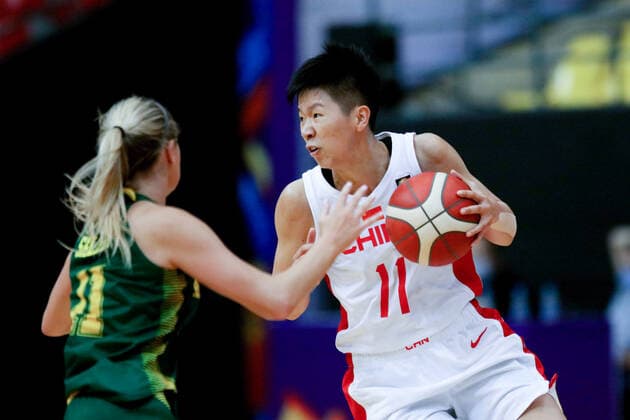 (210930) -- AMMAN, Sept. 30, 2021 -- Huang Sijing (R) of China drives the ball during the FIBA Women s Asia Cup 2021 Group B basketball match between China and Australia in Amman, capital of Jordan, Sept. 29, 2021. (Photo by Mohammad Abu Ghosh Xinhua) (SP)JORDAN-AMMAN-FIBA WOMEN S ASIA CUP 2021-CHN VS AUS JixZe 