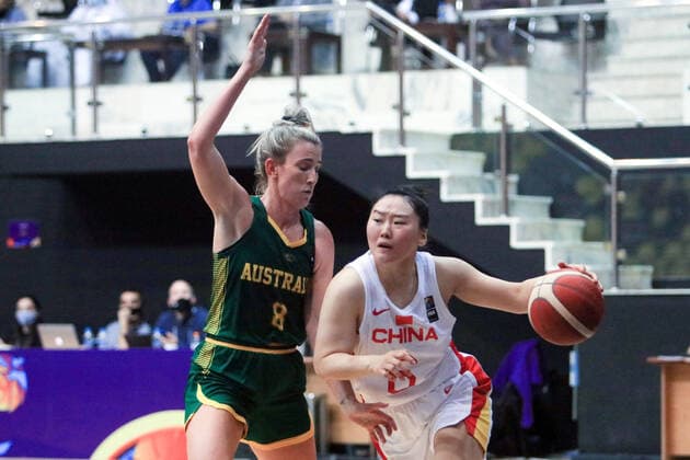 (210930) -- AMMAN, Sept. 30, 2021 -- Wu Tongtong (R) of China breaks through during the FIBA Women s Asia Cup 2021 Group B basketball match between China and Australia in Amman, capital of Jordan, Sept. 29, 2021. (Photo by Mohammad Abu Ghosh Xinhua) (SP)JORDAN-AMMAN-FIBA WOMEN S ASIA CUP 2021-CHN VS AUS JixZe 