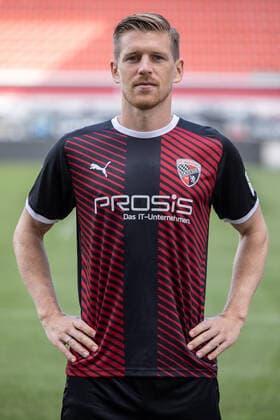 2 BL FC Ingolstadt 04 portrait shooting, team photo, Denis Linsmayer 23, FCI 2 Bundesliga FC Ingolstadt 04 season 2021 2022