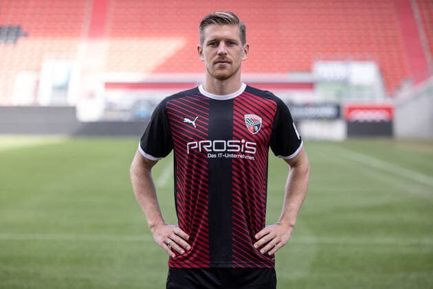 2 BL FC Ingolstadt 04 portrait shooting, team photo, Denis Linsmayer 23, FCI 2 Bundesliga FC Ingolstadt 04 season 2021 2022