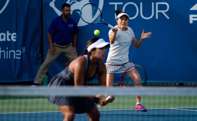 Mandatory Credit: Photo by Rob Prange Shutterstock (12471256z) Makoto Ninomiya of Japan & Sabrina Santamaria of the United States playing doubles at the 2021 Chicago Fall Tennis Classic WTA, Tennis Damen 500 tennis tournament Chicago Fall Tennis Classic 2021, Tennis, Chicago, USA - 30 Sep 2021 Chicago Fall Tennis Classic 2021, Tennis, Chicago, USA - 30 Sep 2021  Copyright: xRobxPrange Shutterstockx 12471256z