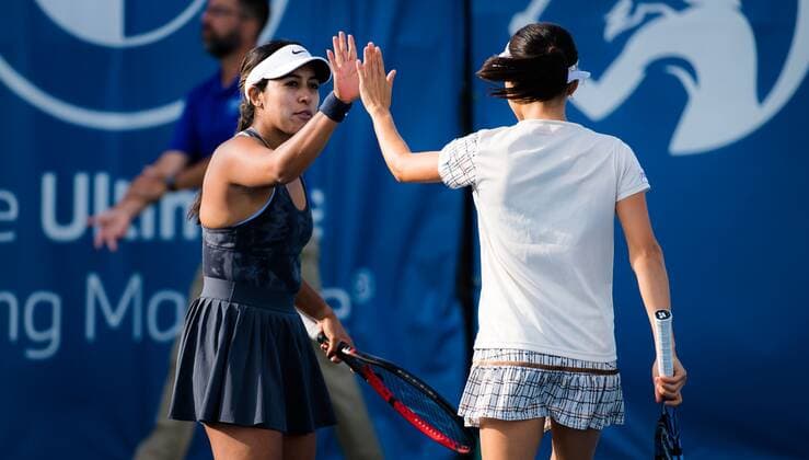 Mandatory Credit: Photo by Rob Prange Shutterstock (12471256y) Makoto Ninomiya of Japan & Sabrina Santamaria of the United States playing doubles at the 2021 Chicago Fall Tennis Classic WTA, Tennis Damen 500 tennis tournament Chicago Fall Tennis Classic 2021, Tennis, Chicago, USA - 30 Sep 2021 Chicago Fall Tennis Classic 2021, Tennis, Chicago, USA - 30 Sep 2021  Copyright: xRobxPrange Shutterstockx 12471256y
