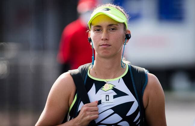 Mandatory Credit: Photo by Rob Prange Shutterstock (12471256aw) Elise Mertens of Belgium on her way to the court at the 2021 Chicago Fall Tennis Classic WTA, Tennis Damen 500 tennis tournament Chicago Fall Tennis Classic 2021, Tennis, Chicago, USA - 30 Sep 2021 Chicago Fall Tennis Classic 2021, Tennis, Chicago, USA - 30 Sep 2021  Copyright: xRobxPrange Shutterstockx 12471256aw