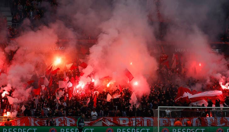 30 09 2021, football, Europa League, 2021 2022, Royal Antwerp Eintracht Frankfurt, BEL, Antwerp, Bosuilstadion picture v li pyro, pyrotechnics, smoke pots, bengalos, in Antwerp block. Copyright: HMBxMedia xHeikoxBecker