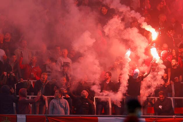 30 09 2021, football, Europa League, 2021 2022, Royal Antwerp Eintracht Frankfurt, BEL, Antwerp, Bosuilstadion picture v li pyro, pyrotechnics, smoke pots, bengalos, in Antwerp block. Copyright: HMBxMedia xHeikoxBecker