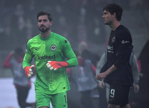 30 09 2021, xjhx, football UEFA Europa League, Royal Antwerp Eintracht Frankfurt emspor, v l Kevin Trapp Eintracht Frankfurt Sam Lammers Eintracht Frankfurt in the fog DFL DFB REGULATIONS PROHIBIT ANY USE OF PHOTOGRAPHS as IMAGE SEQUENCES and or QUASI VIDEO Antwerp