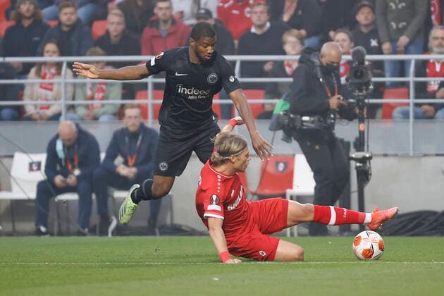 30 09 2021, Football, Europa League, 2021 2022, Royal Antwerpen Eintracht Frankfurt, BEL, Antwerp, Bosuilstadion Picture v li Almamy Toure Eintracht Frankfurt and Viktor Fischer Royal Antwerpen FC Copyright: HMBxMedia xHeikoxBecker